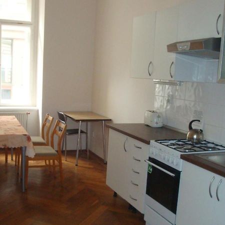 Gallery Hostel Прага Экстерьер фото