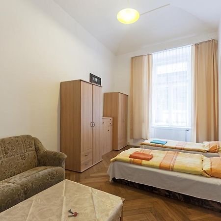 Gallery Hostel Прага Экстерьер фото