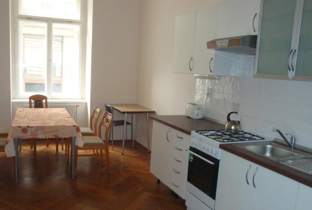 Gallery Hostel Прага Экстерьер фото