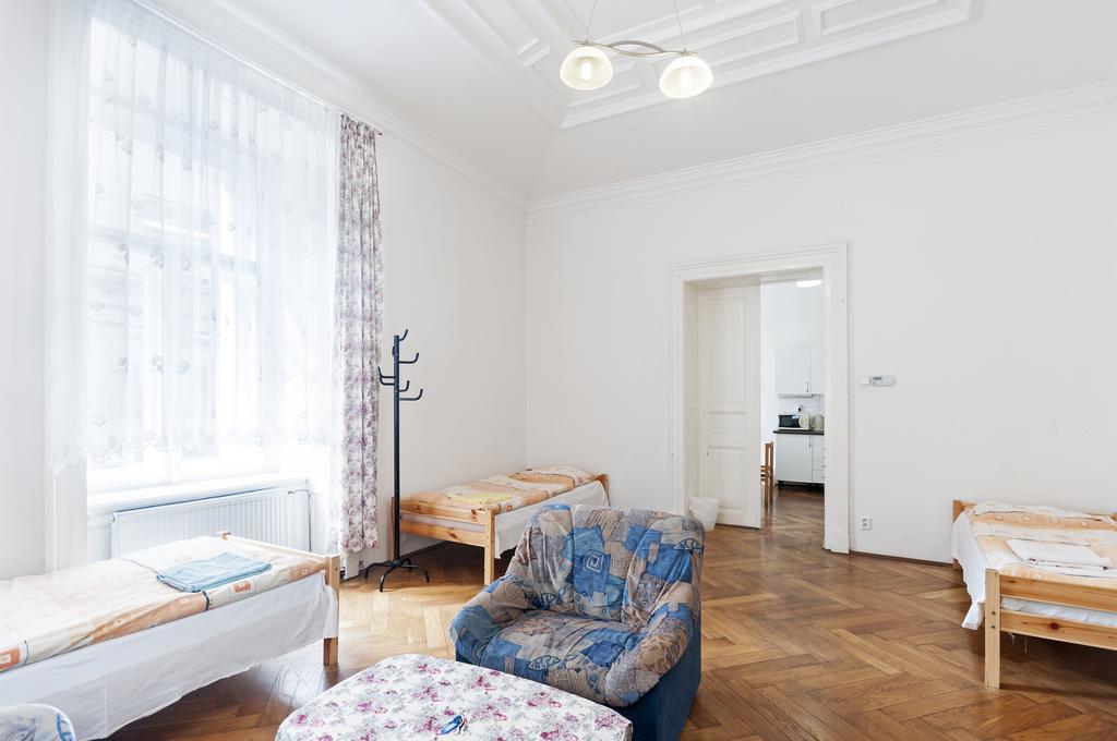 Gallery Hostel Прага Экстерьер фото