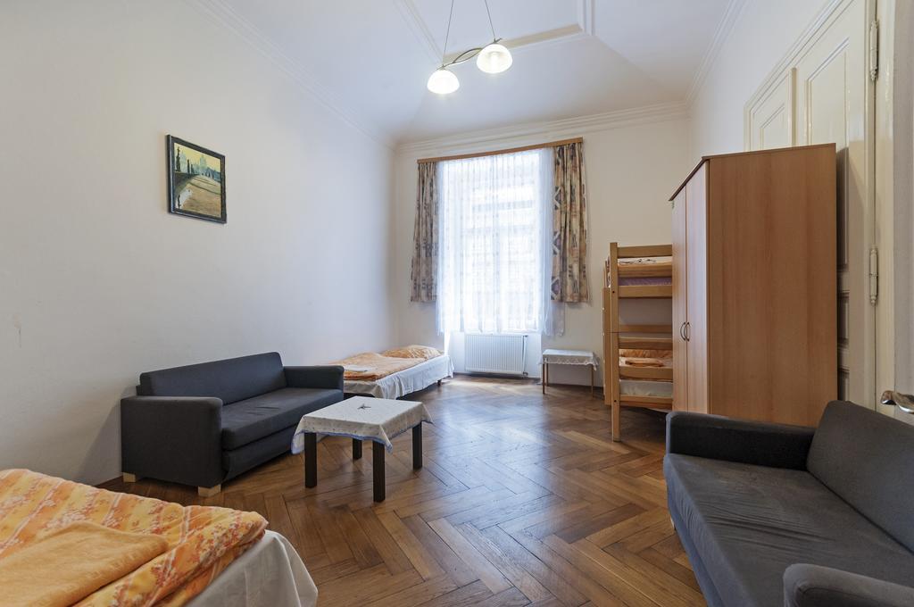 Gallery Hostel Прага Экстерьер фото