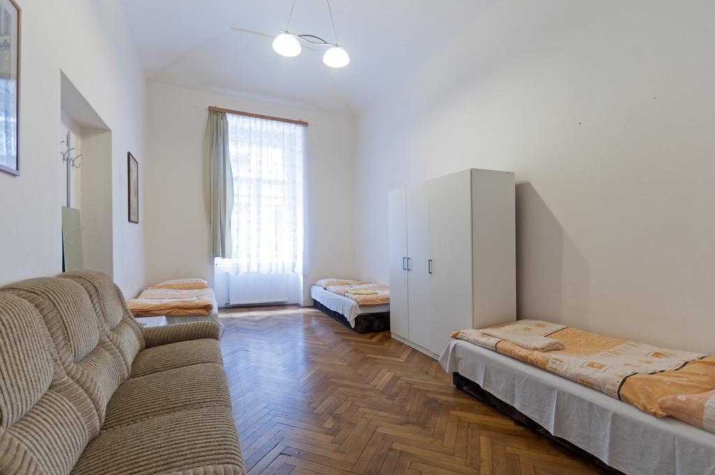 Gallery Hostel Прага Экстерьер фото