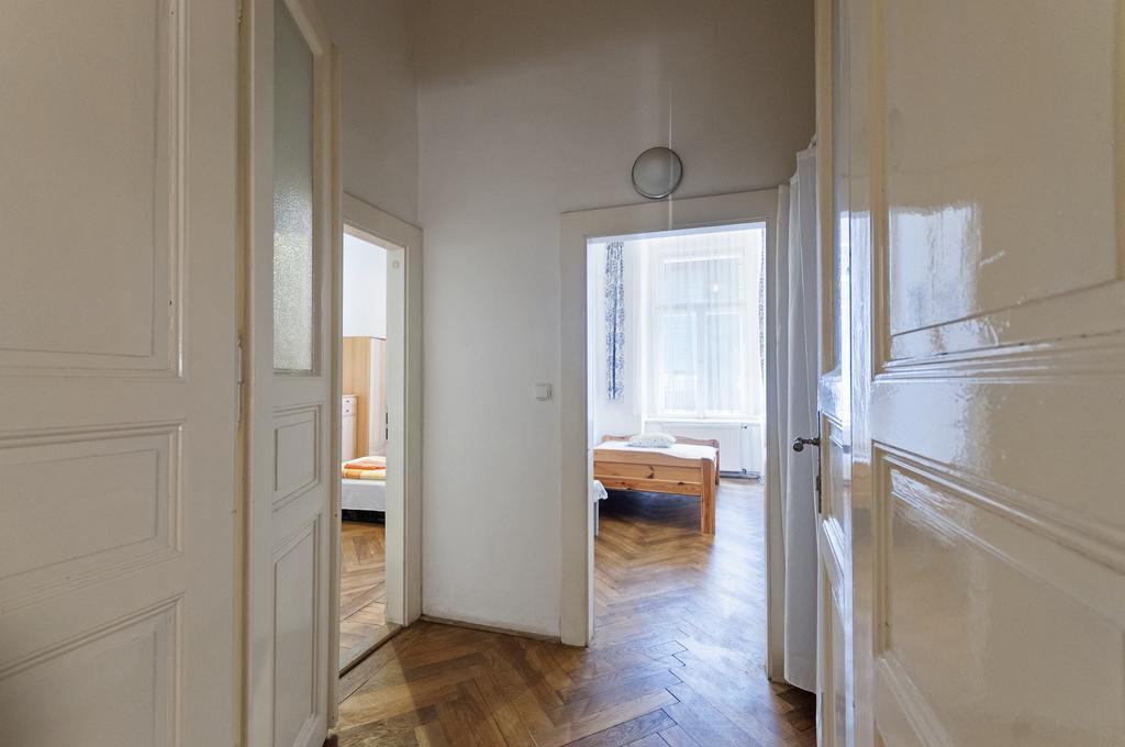 Gallery Hostel Прага Экстерьер фото