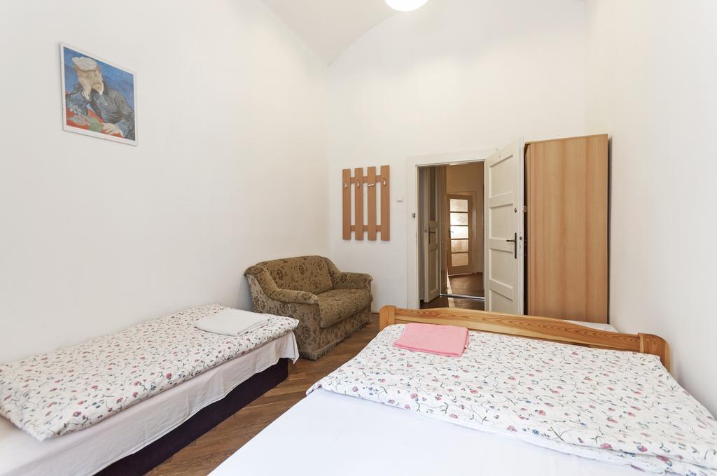 Gallery Hostel Прага Экстерьер фото