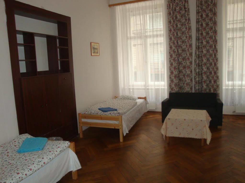 Gallery Hostel Прага Экстерьер фото