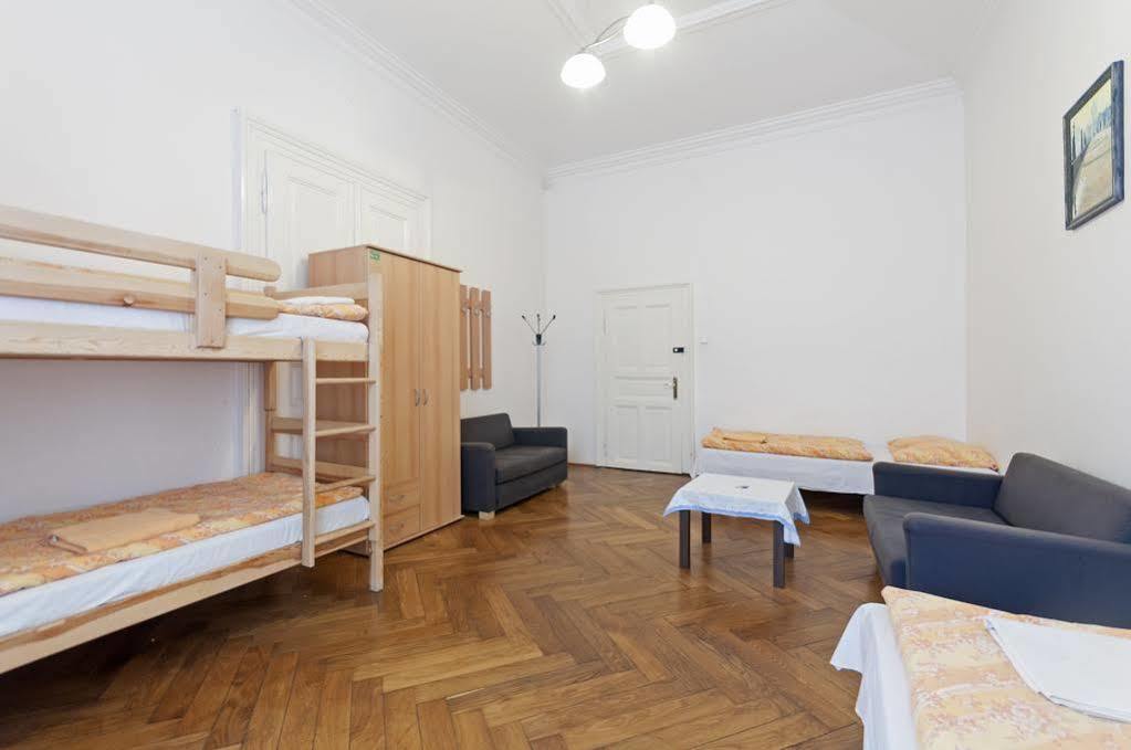 Gallery Hostel Прага Экстерьер фото