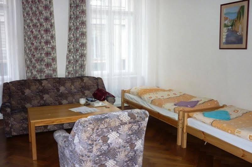Gallery Hostel Прага Экстерьер фото